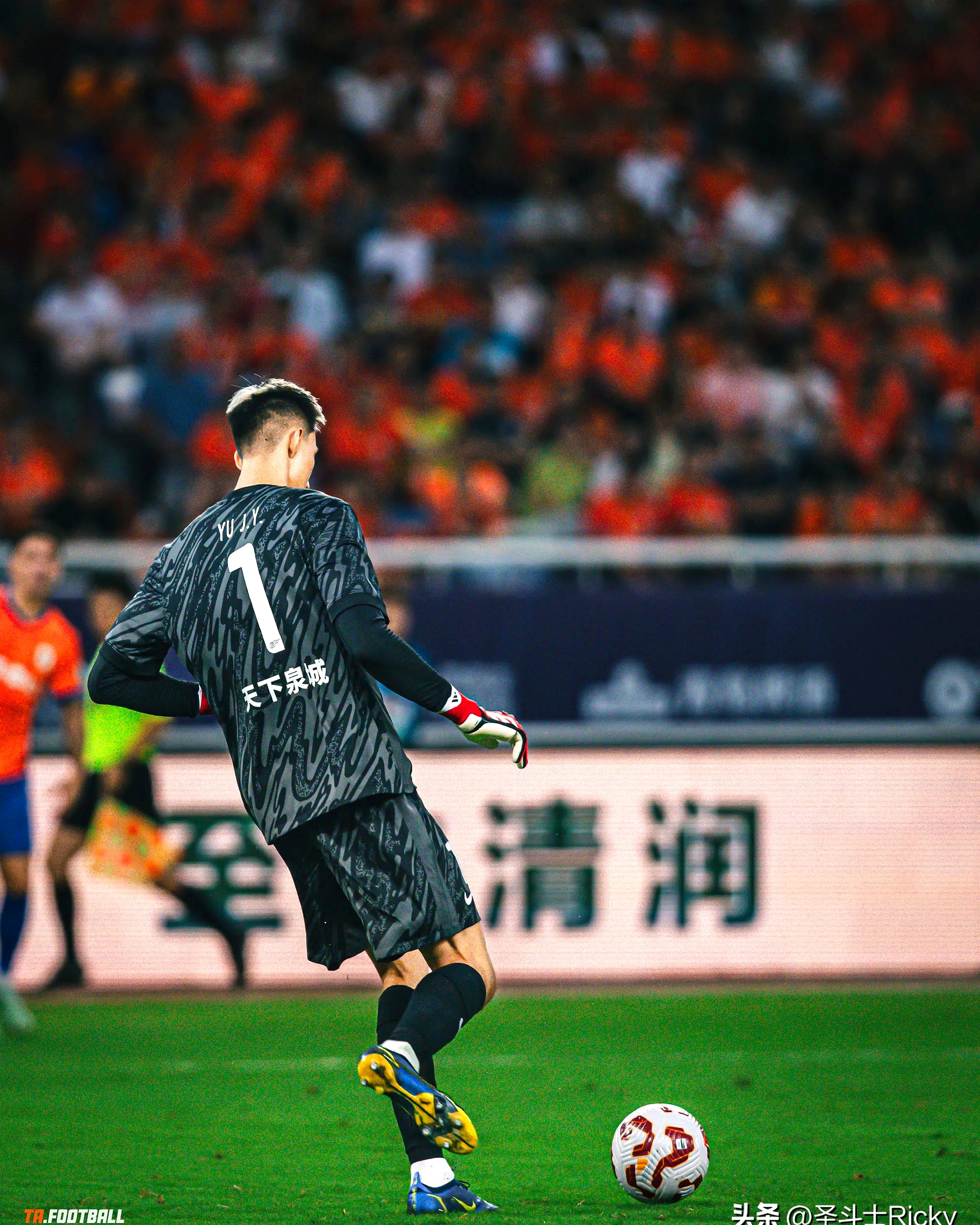 九游官方平台-北京国安训练开放日，赛前更衣室发声引欢呼，西甲在即，身体对抗强度拉满的简单介绍