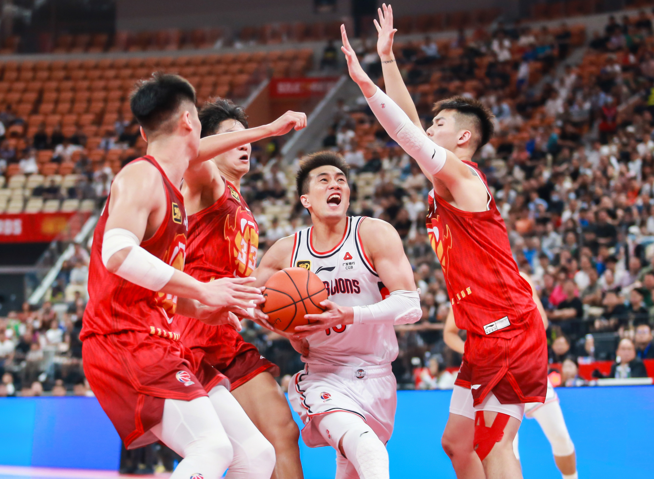 九游官方平台-中超今夜走向成谜，广州队遗憾出局，目标明确，身体对抗强度拉满